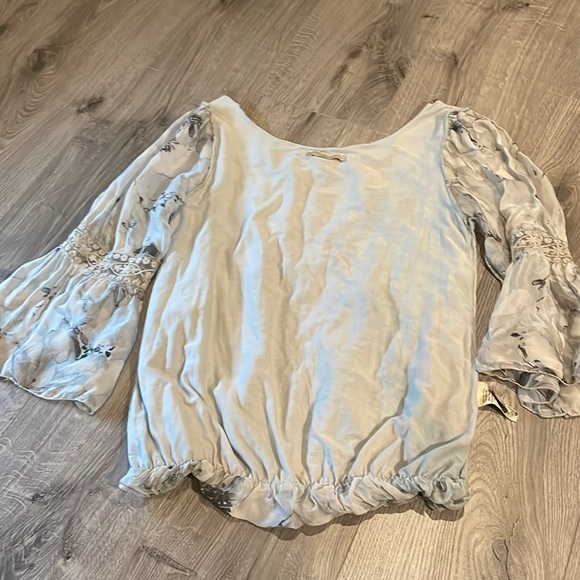 Delicate lined over the head blouse with lace sleeves and bubble hem. - Picture 9 of 11